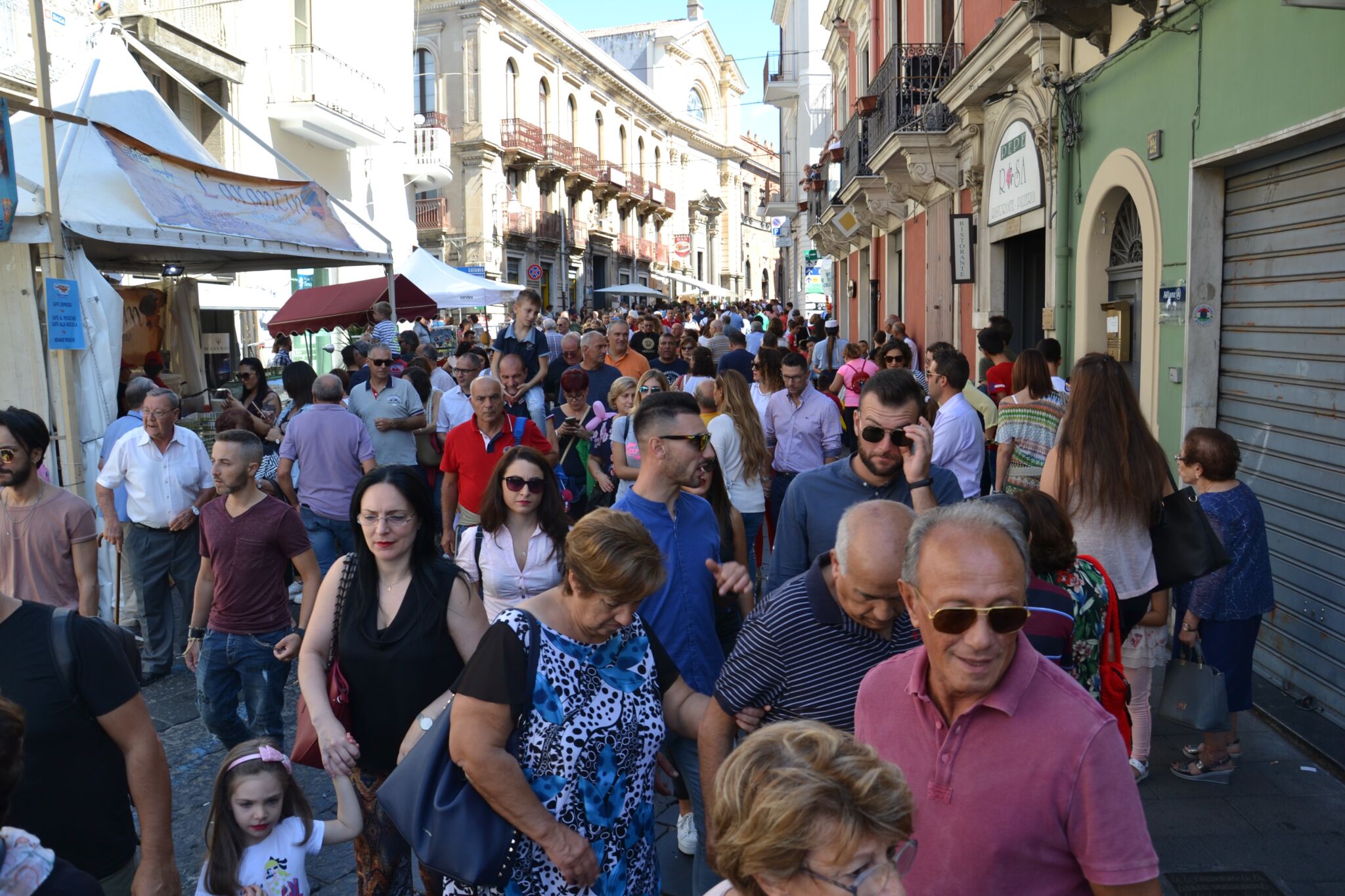Bronte – Folla alla Sagra del pistacchio Bronte, conto alla rovescia per la 35ª Sagra del Pistacchio