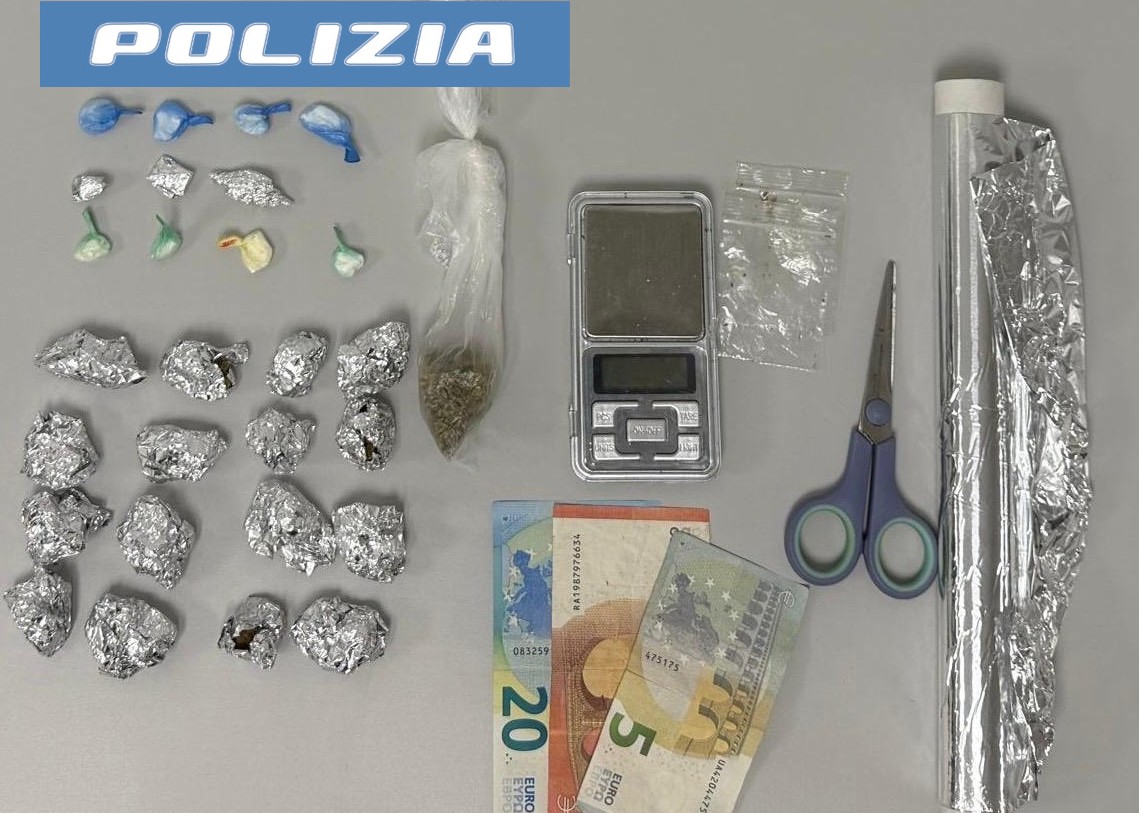 – CONSEGNA DROGA A DOMICILIO 31ENNE ARRESTATO DALLA POLIZIA DI STATO. AVEVA DOSI DI COCAINA, CRACK E MARIJUANA Sorpreso mentre consegna droga a domicilio