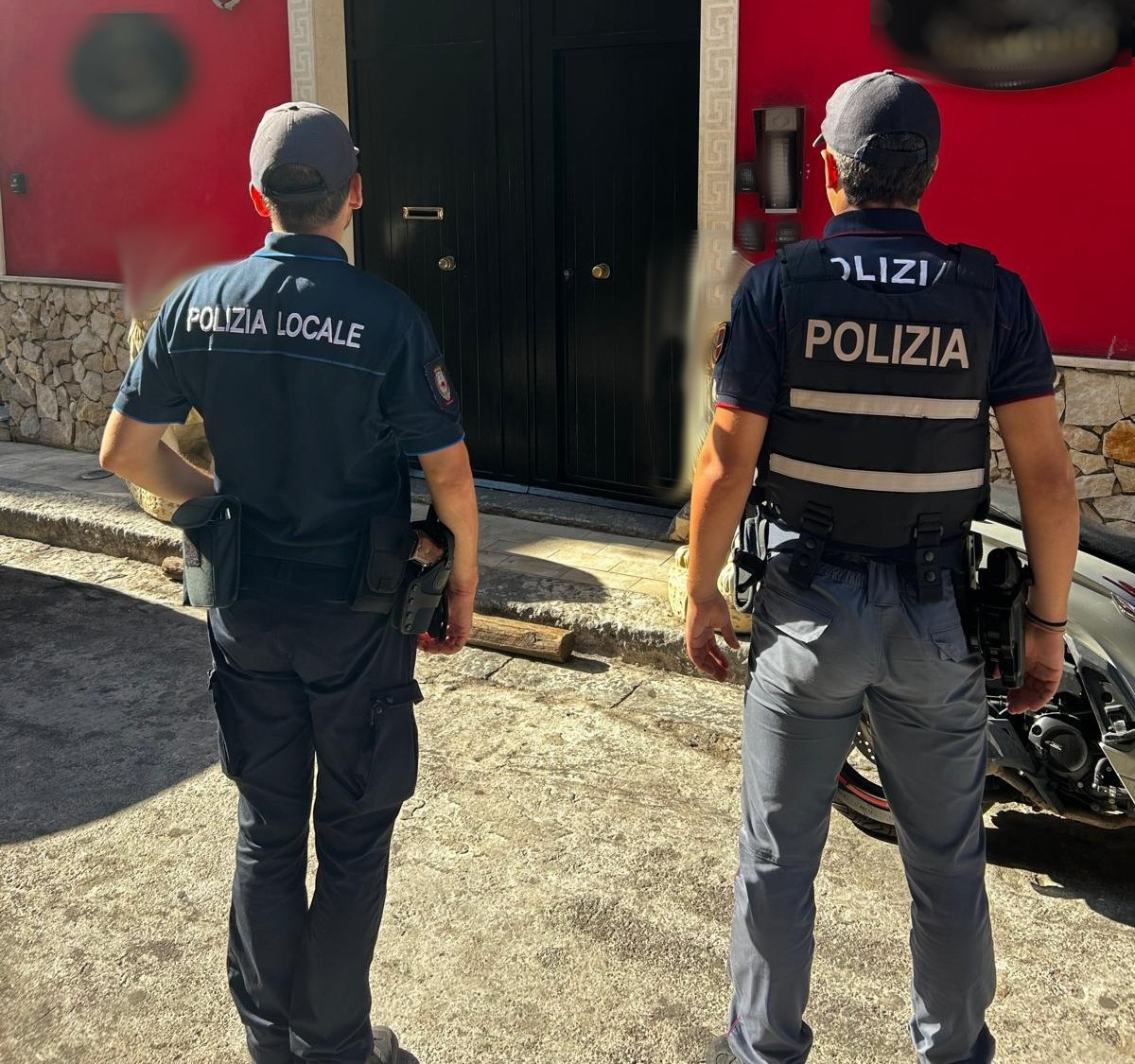 CONTROLLI ANTIABUSIVISMO IN CENTRO TRA AMBULANTI E STRUTTURE RICETTIVE DENUNCIATI 2 TITOLARI DI AFFITTACAMERE, SEQUESTRATI OLTRE 270KG DI FRUTTA NON TRACCIATA (2) Cronaca, Catania: Stretta sull’abusivismo, sequestrati oltre 270 chili di frutta