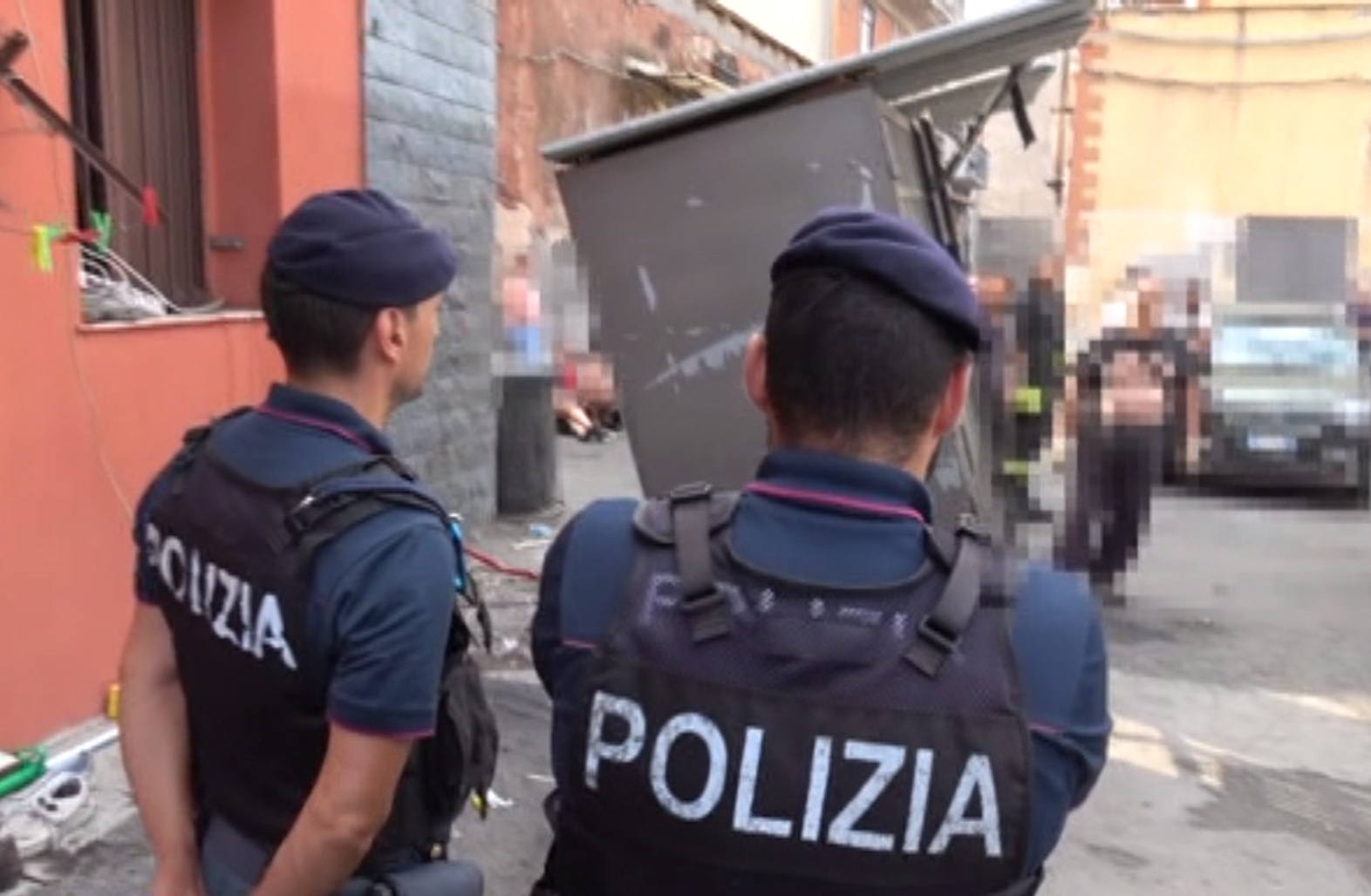 CONTROLLI DELLA POLIZIA DI STATO A “SAN CRISTOFORO” (1) Blitz a San Cristoforo: 6 arresti