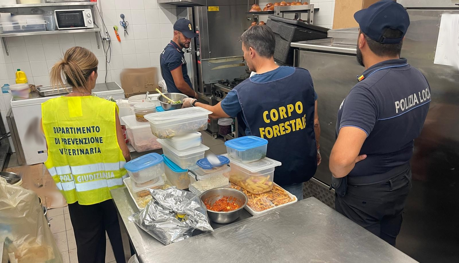 CONTROLLI DELLA TASK FORCE COORDINATA DALLA POLIZIA DI STATO IN UN BAR DISTRUTTI 210KG DI ALIMENTI, TITOLARE DENUNCIATO (2) Chiuso per 5 giorni bar in zona piazza Michelangelo