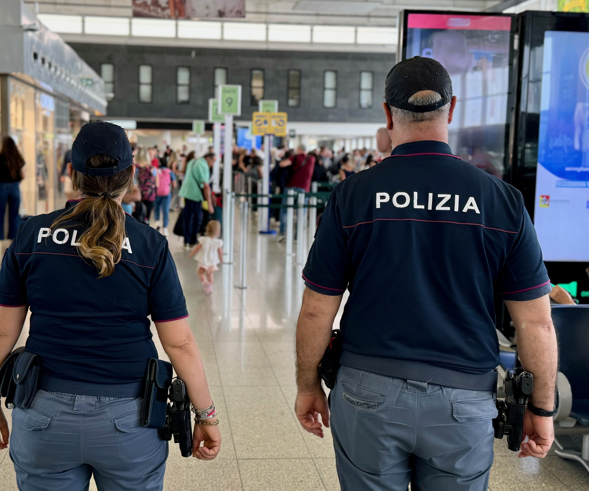 – ERA RICERCATA PER GRAVI REATI 25ENNE ALBANESE FERMATA DALLA POLIZIA DI STATO IN AEROPORTO A CATANIA Ricercata per gravi reati: arrestata in aeroporto a Catania