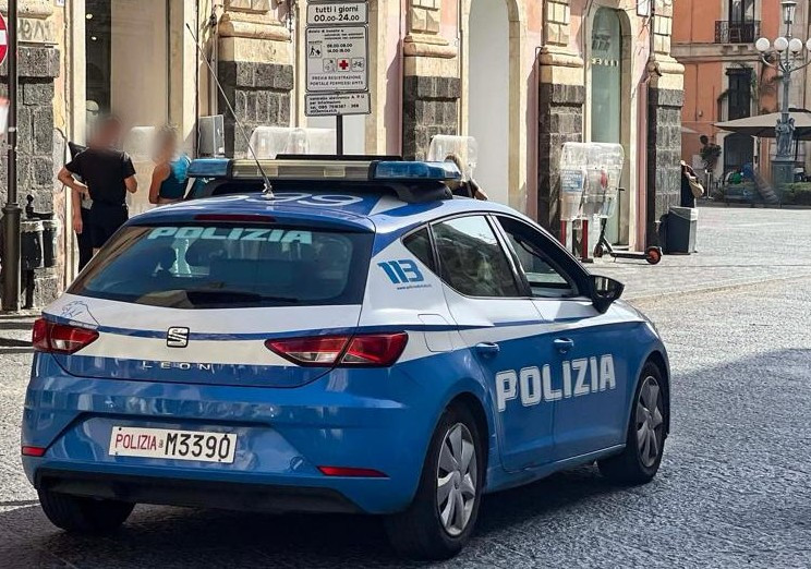 EVADE DAI DOMICILIARI E TENTA DI RUBARE IN UN NEGOZIO DEL CENTRO ARRESTATO DALLA POLIZIA DI STATO Evade dai domiciliari per andare a rubare