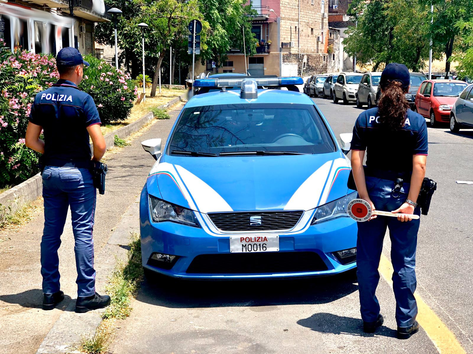 EVADE DAI DOMICILIARI PER SPACCIARE SORPRESO DAGLI AGENTI DELLA POLIZIA DI STATO MENTRE PREPARA UNA DOSE DI CRACK Evade dai domiciliari per spacciare crack: arrestato