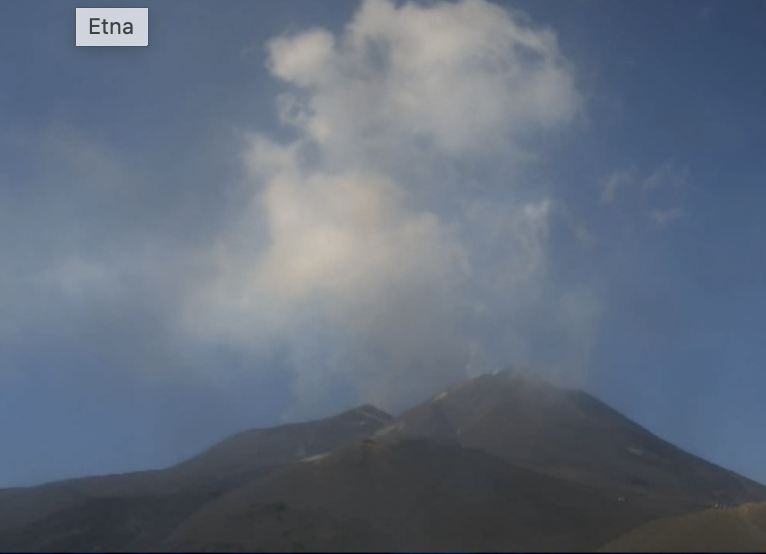 Etna, VONA torna arancione: debole emissione di cenere in corso