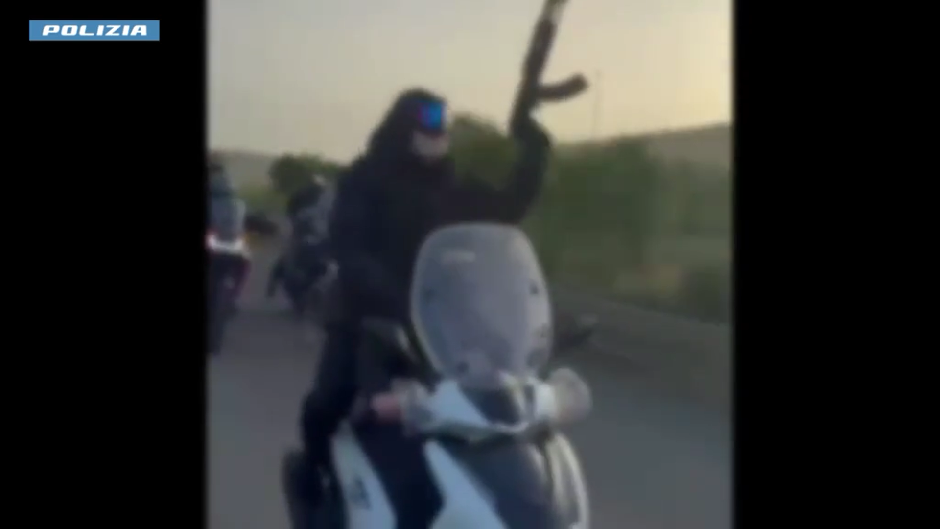 Foto 1 Corsa clandestina di cavalli con kalashnikov