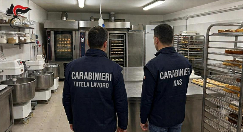 Foto NAS Blatte, muffa e oltre 600 chili di alimenti sequestrati Controlli dei Carabinieri in un noto locale del Catanese Un lavoratore in nero: denunciata la titolare