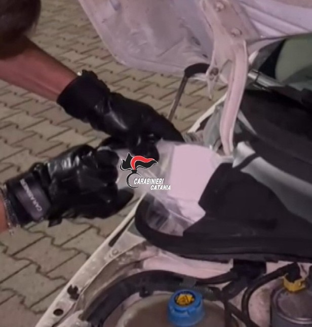Foto Ramacca (CT) Ramacca, oltre 300 grammi di cocaina nel vano motore