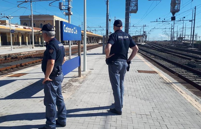 IMBRATTAMENTI DI CONVOGLI FERROVIARI QUATTRO GIOVANI DENUNCIATI DALLA POLIZIA DI STATO A CATANIA (2) Graffiti sui treni: denunciati quattro giovani tedeschi