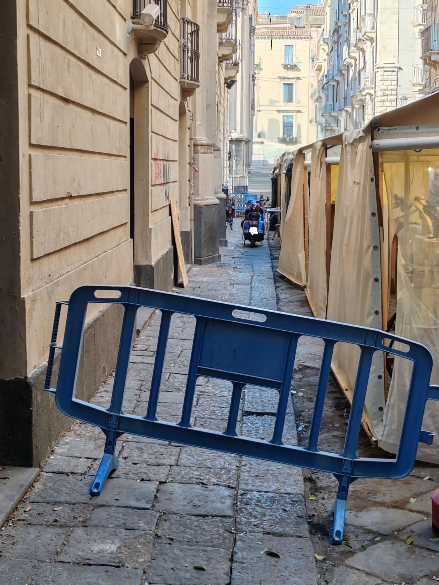 IMG_20260930_101813_edit_129463680065507 Via Montesano, marciapiede occupato nella ZTL