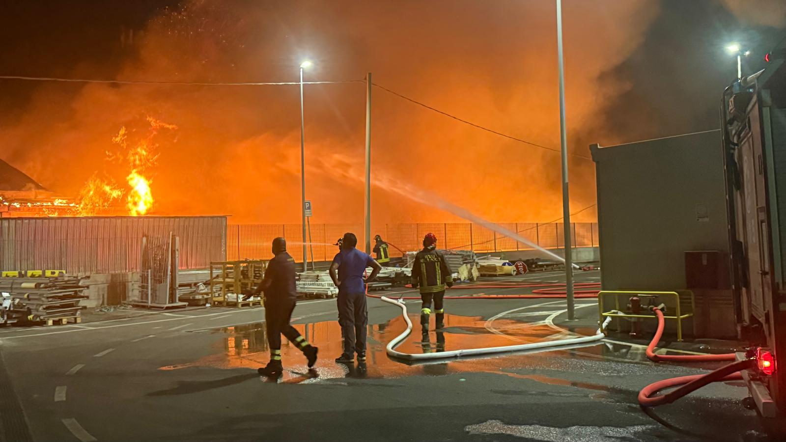 Catania, vasto incendio  ditta rifiuti nella Zona Industriale