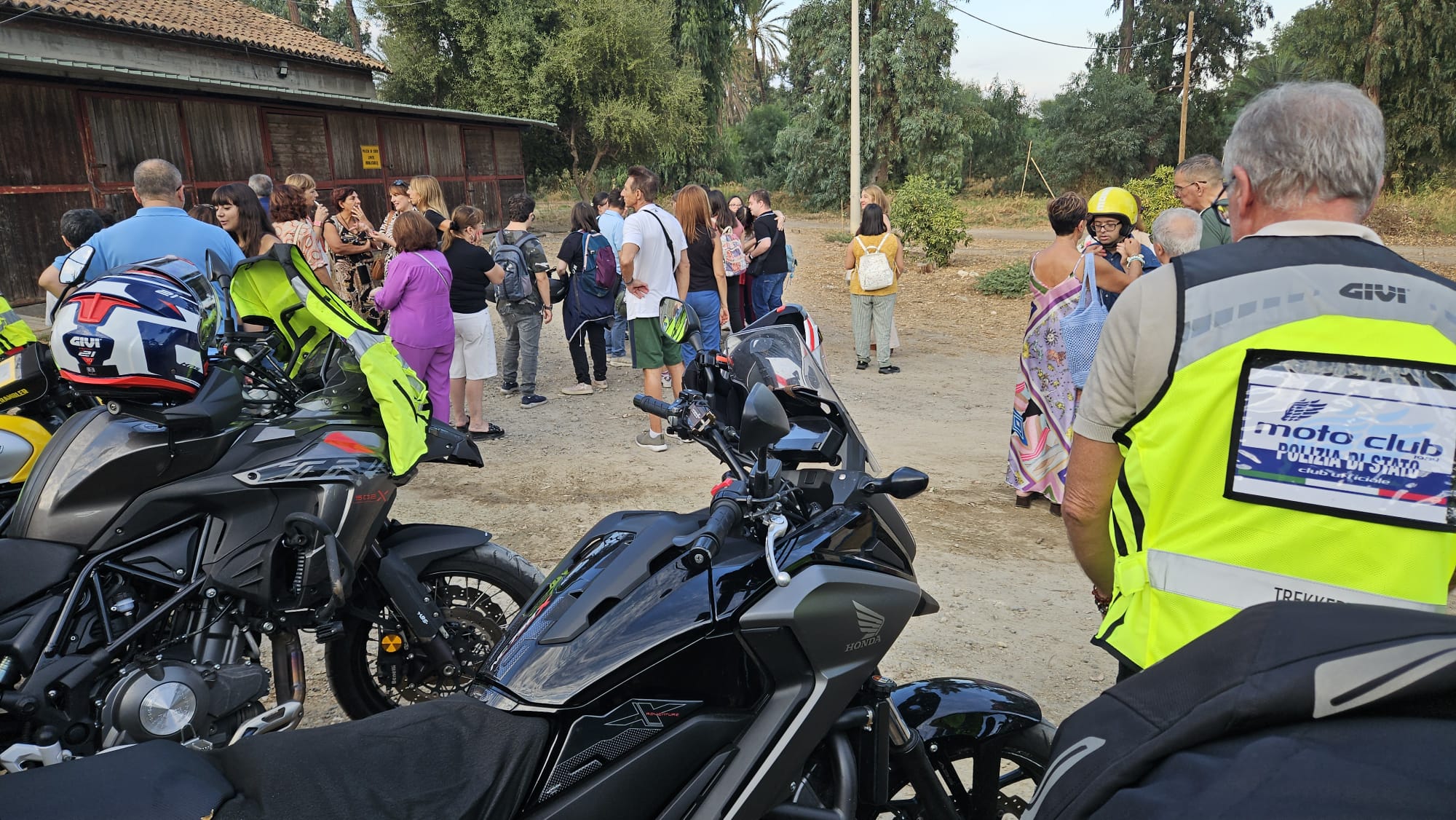 LA POLIZIA DI STATO E IL MOTO CLUB INCONTRANO I RAGAZZI DELL’ASSOCIAZIONE “FUTURO 21” PER UN POMERIGGIO INSIEME AL BOSCHETTO DELLA PLAYA (2) Polizia e Moto Club con Futuro 21: una giornata di festa e legalità a Catania