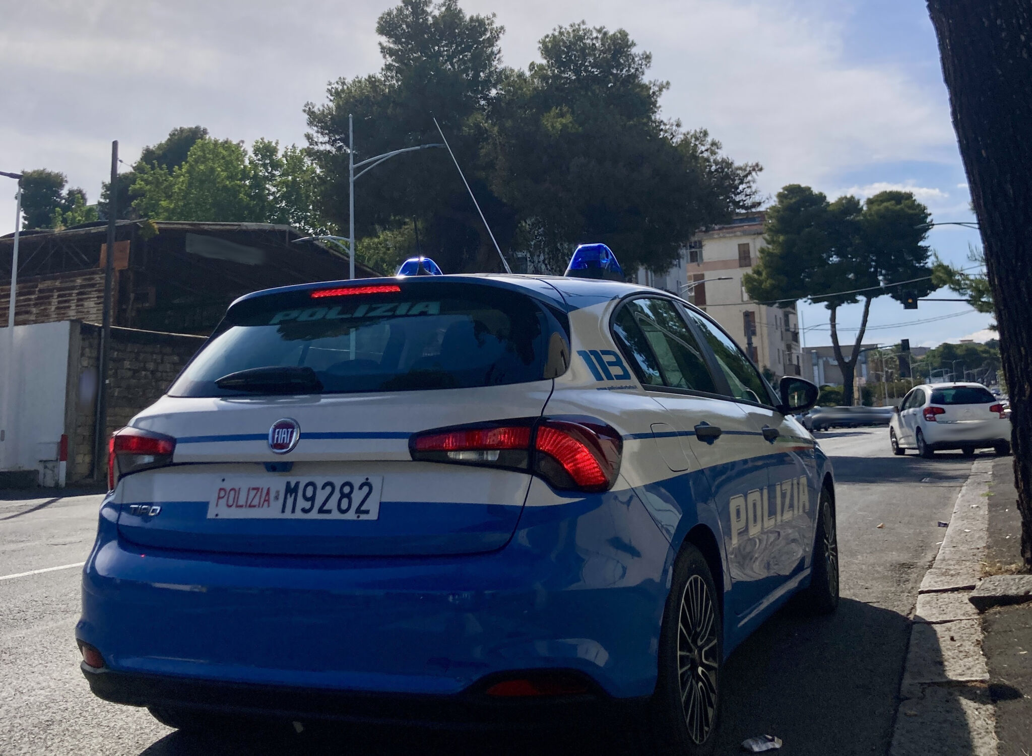Senza patente e su un’auto rubata: denunciato 50enne