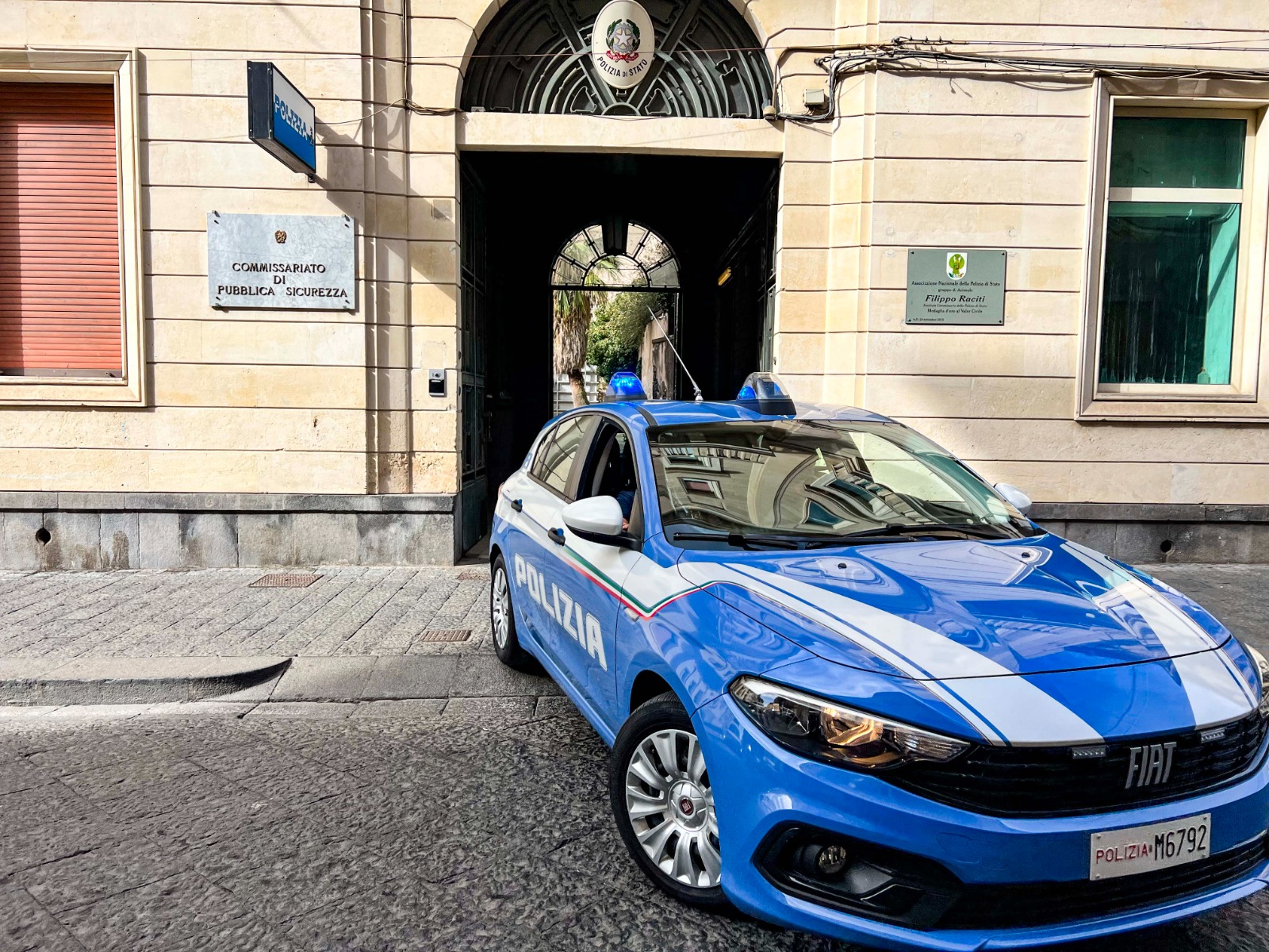 MALTRATTAMENTI IN FAMIGLIA, AD ACIREALE 2 FRATELLI ARRESTATI DALLA POLIZIA DI STATO Acireale, padre aggredito dai figli: arrestati due fratelli