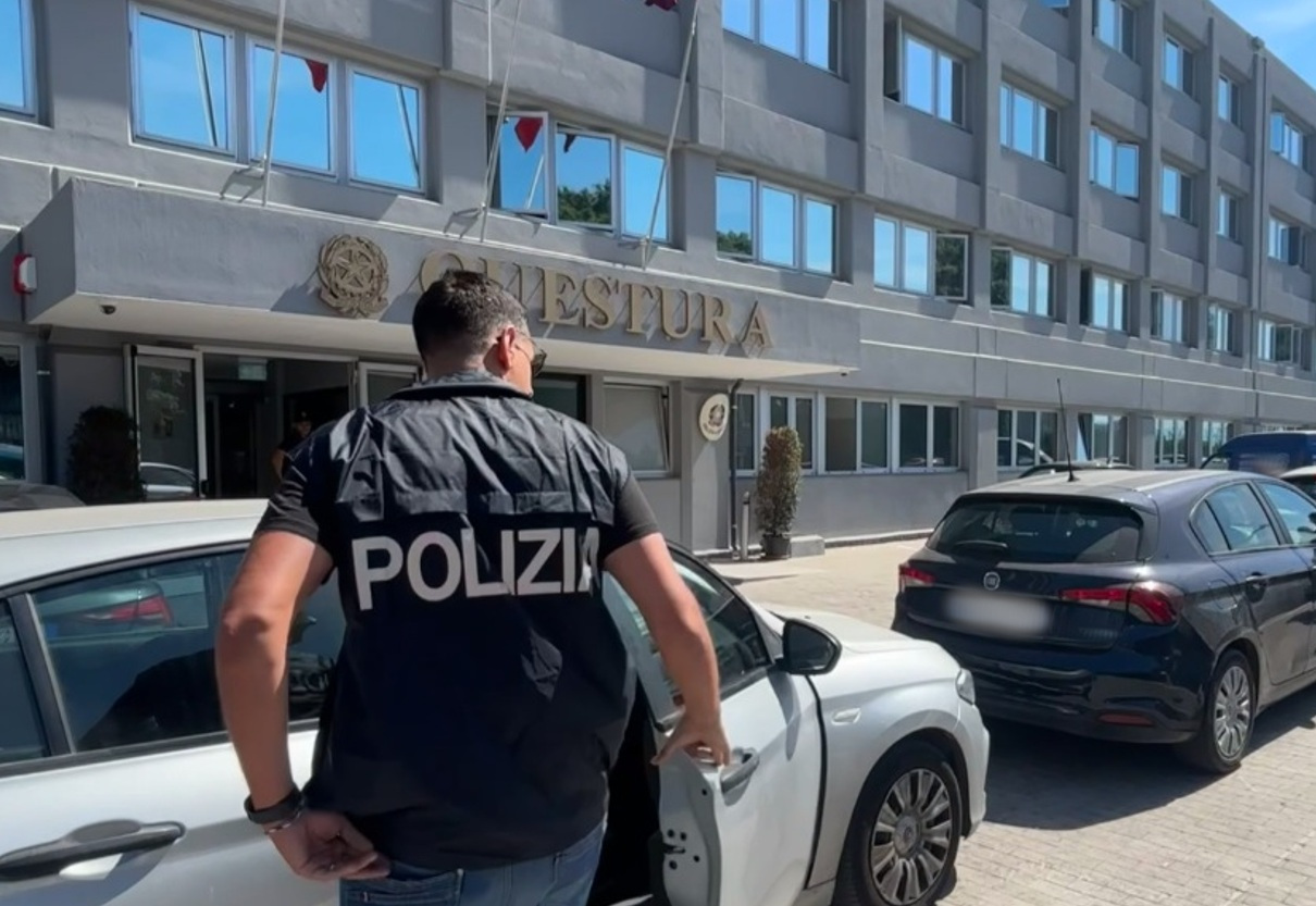 – PUSHER RECIDIVO FERMATO DALLA POLIZIA DI STATO IN STRADA AVEVA ANCORA UNA VOLTA MARIJUANA PRONTA DA SPACCIARE Pusher recidivo fermato a Catania
