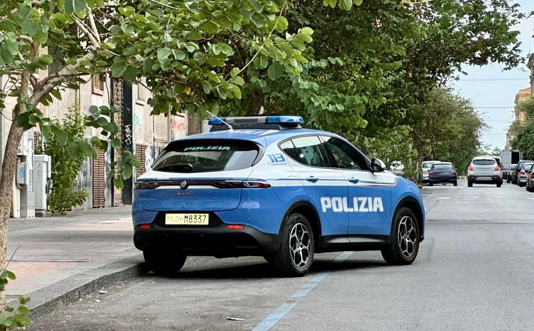 RUBA GLI AURICOLARI AD UNA COPPIA DI TURISTI E AGGREDISCE I POLIZIOTTI TUNISINO ARRESTATO DALLA POLIZIA DI STATO Ruba gli auricolari ai turisti poi aggredisce i poliziotti arrestato un 21enne