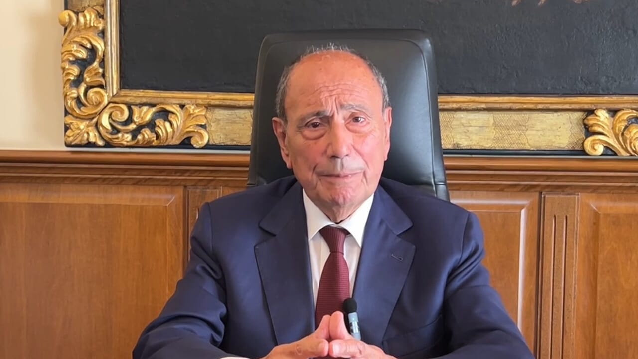 Renato Schifani (frame di un video della Regione Sicilia) Caldo, Schifani proroga l’ordinanza sullo stress termico fino al 30 settembre