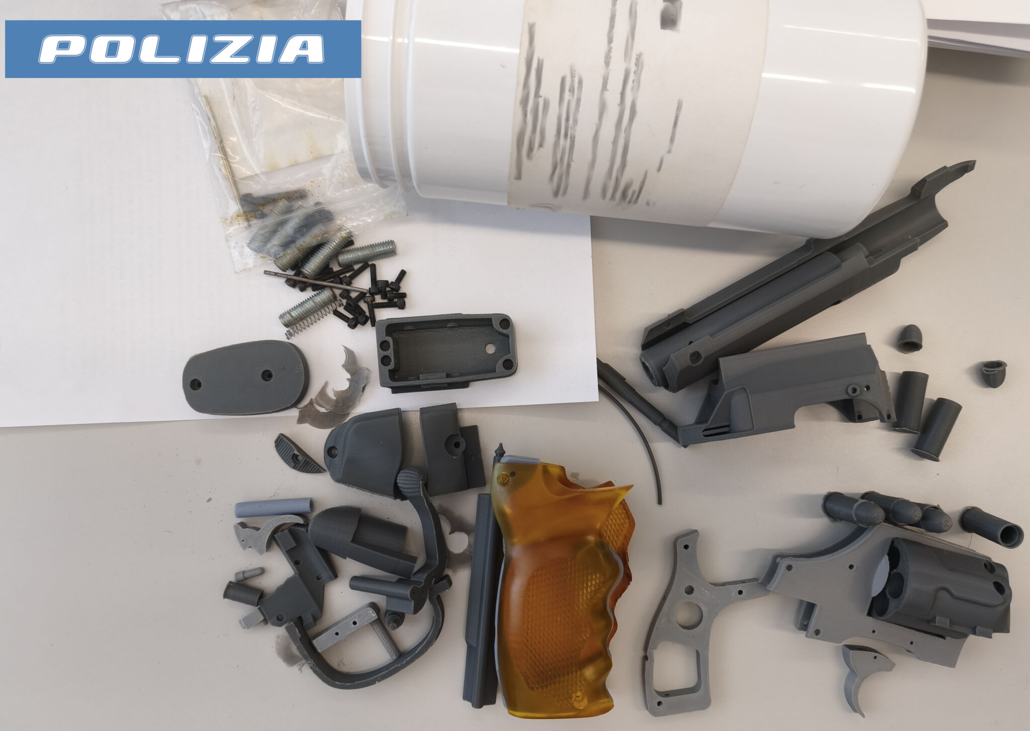 – SCOPERTO DALLA POLIZIA DI STATO UN LABORATORIO DI “ARMI FANTASMA” E DI STUPEFACENTI A SAN GIOVANNI LA PUNTA ARRESTATO 27ENNE CATANESE 1 Stampava armi e spacciava droga, arrestato 27enne