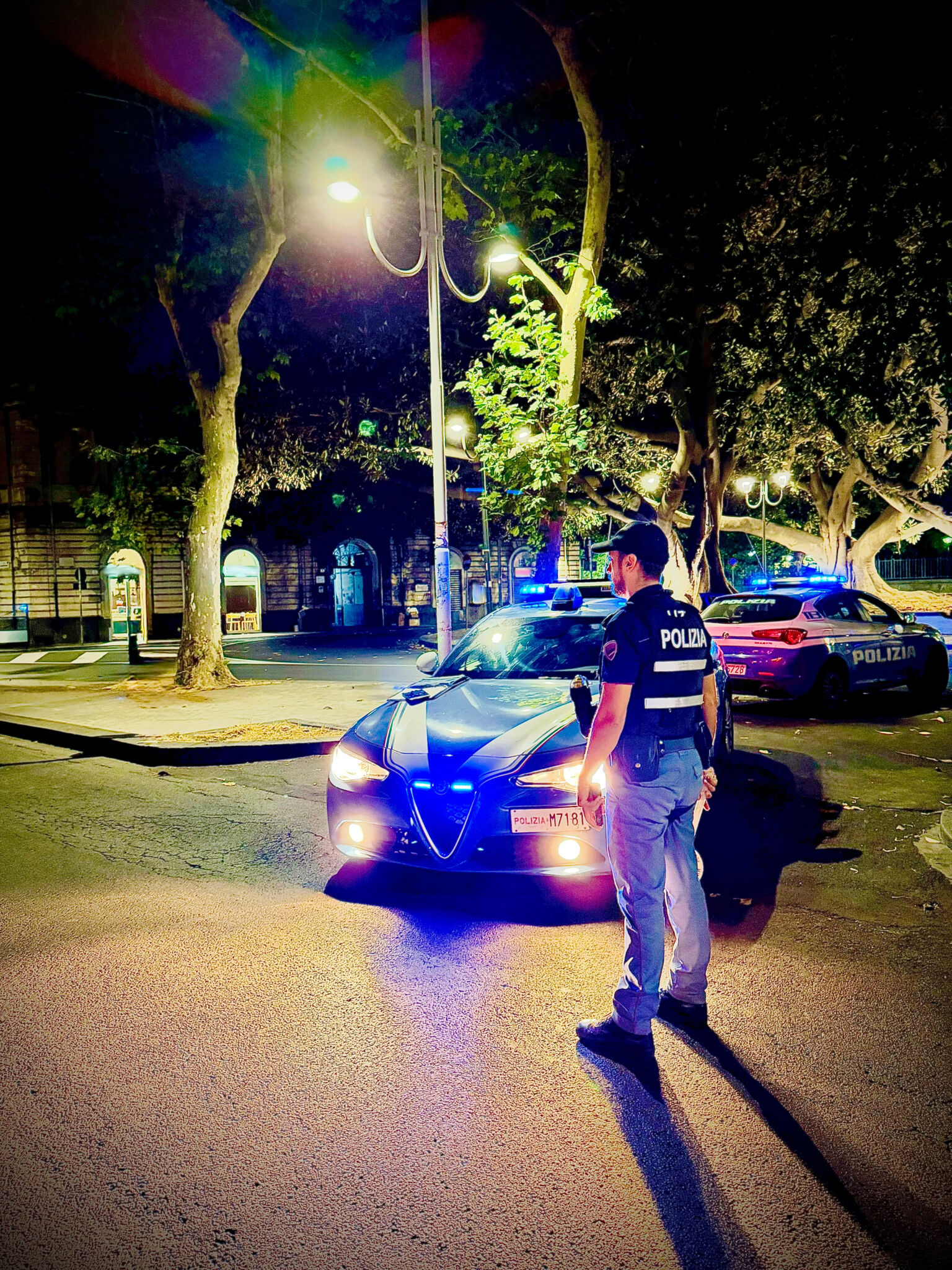 SORPRESO A ROVISTARE IN UN’AUTO IN SOSTA IN CENTRO LADRO ARRESTATO DALLA POLIZIA DI STATO GRAZIE ALLA SEGNALAZIONE DI UN CITTADINO Rovista in un’auto: ladro arrestato in pieno centro