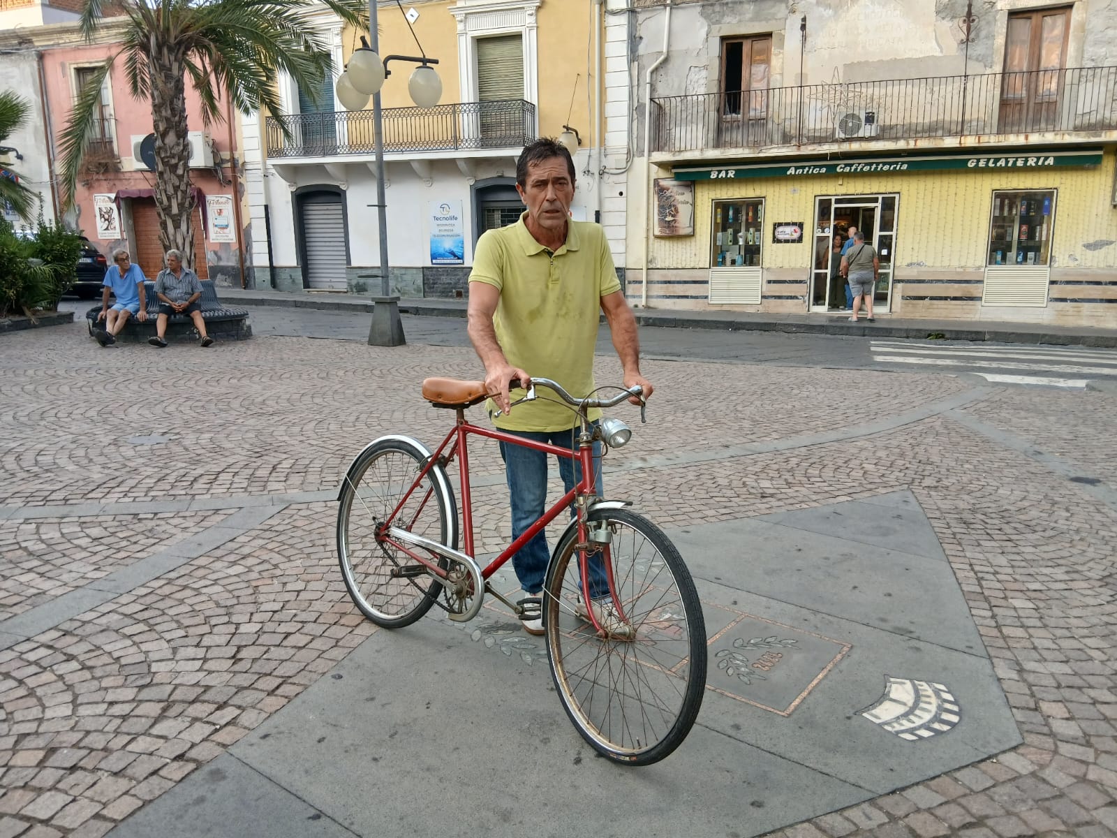 Salvo Zappulla con la bici del nonno Multato in bici nel 1924: il “pirata” Zappulla di Calatabiano