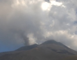 Screenshot_20260907_120350_Chrome Etna, resta arancione l’allerta: debole emissione di cenere