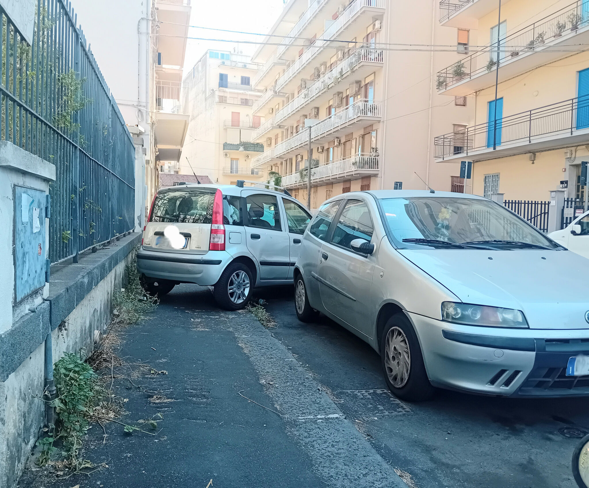 Sosta selvaggia via quartararo Sosta selvaggia in via Riccardo Quartararo