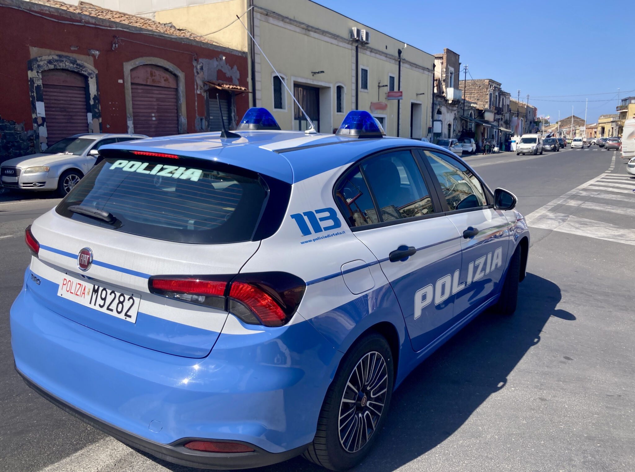 VEDE I POLIZIOTTI MENTRE SFRECCIA IN MOTO E LANCIA UNA PISTOLA IN STRADA MINORENNE FERMATO E ARRESTATO DALLA POLIZIA DI STATO Catania, braccato dalla Polizia 16enne getta pistola in strada