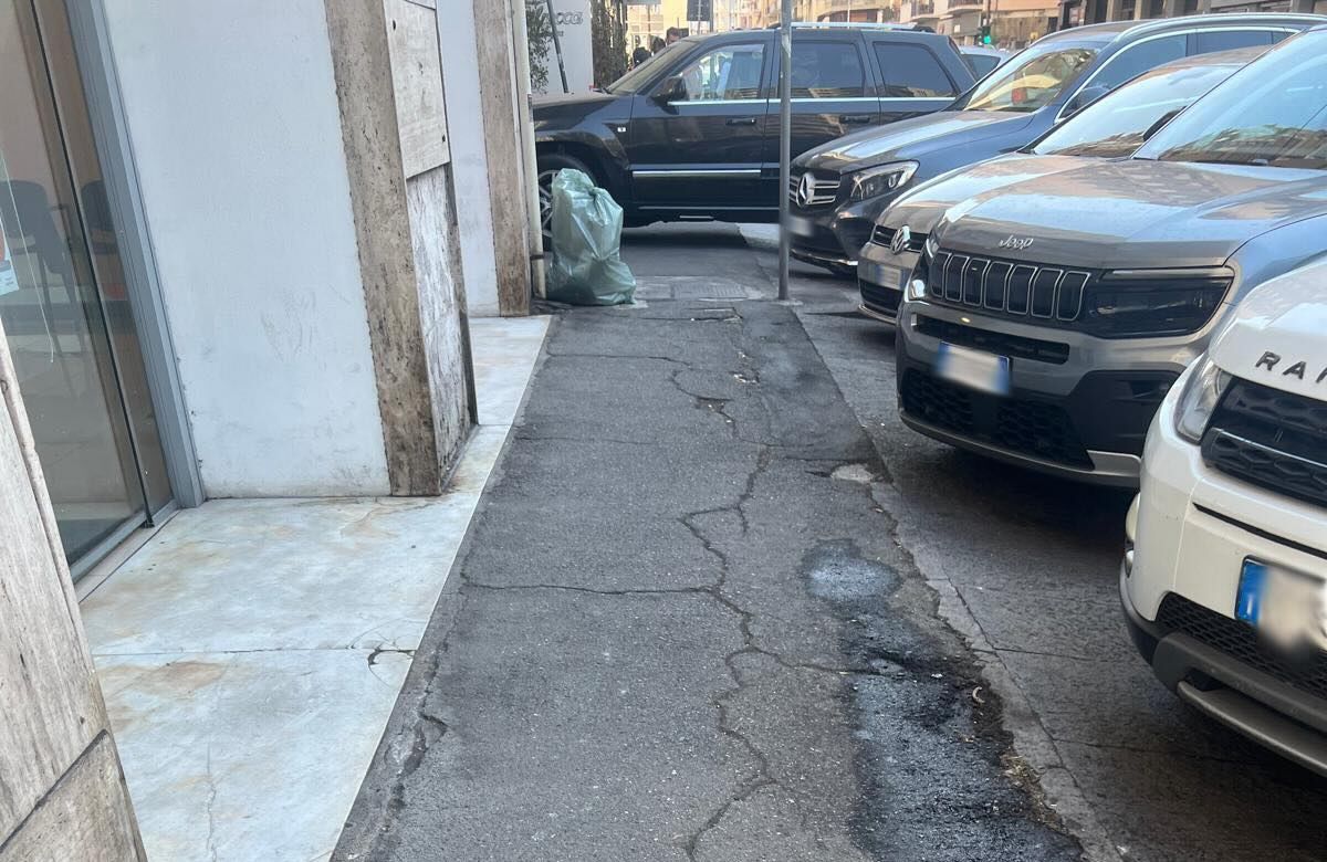 buche e auto piazza ludovico ariosto Buche e sosta selvaggia in Piazza Ludovico Ariosto