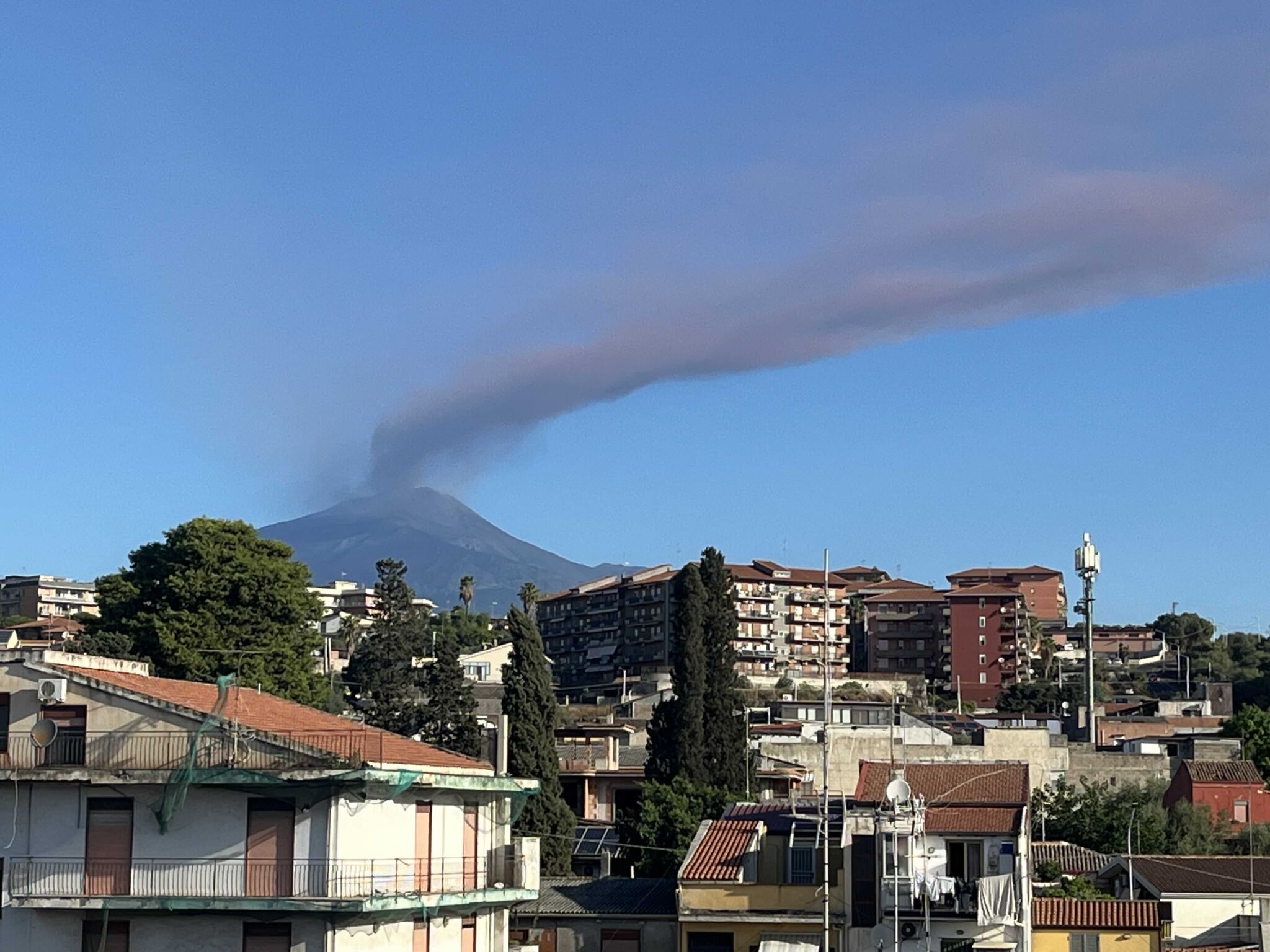 Etna, torna rosso il codice aviazione