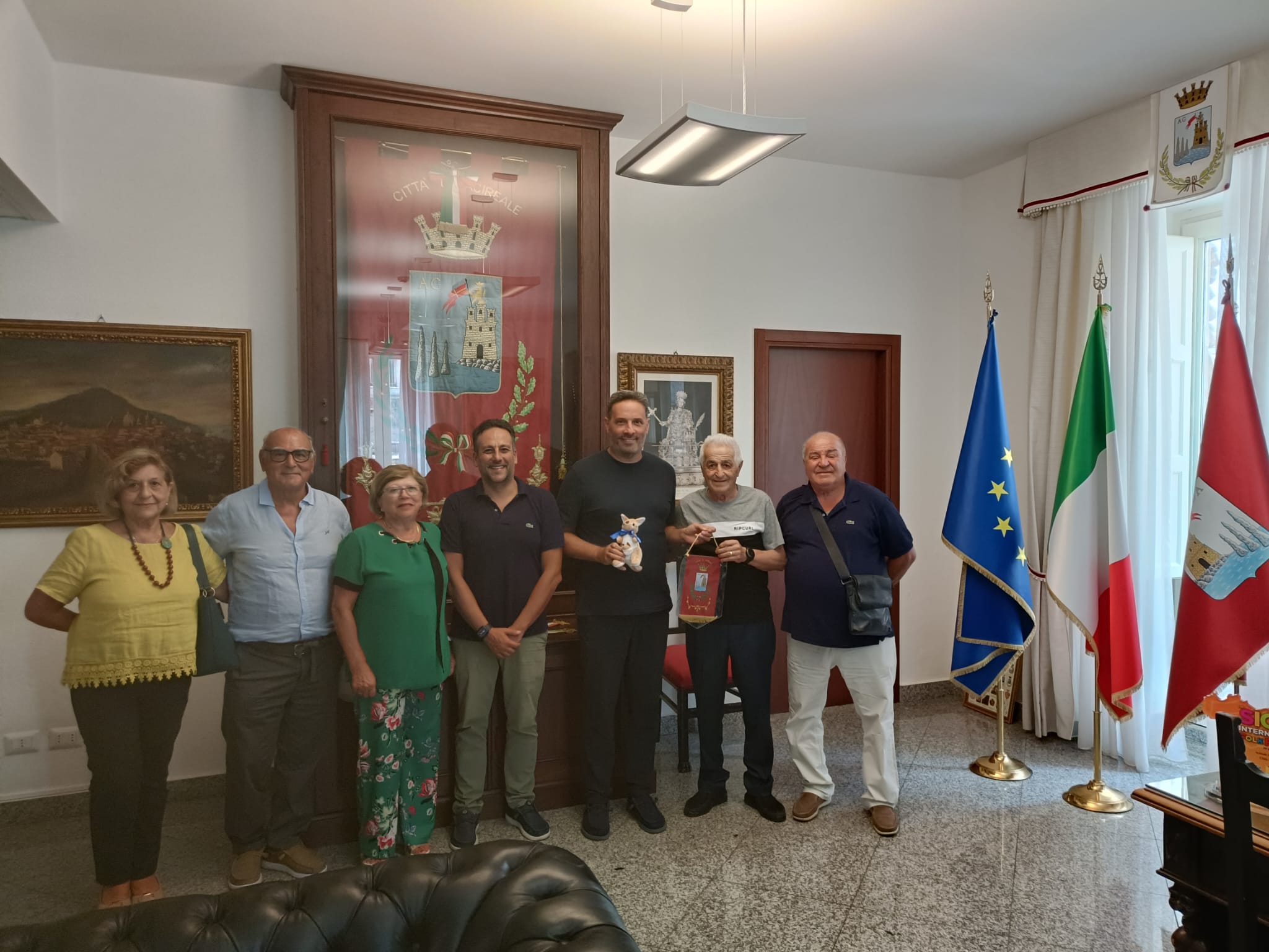 emigranti acesi al palazzo di città Acireale, il sindaco premia cinque acesi emigrati da molti anni