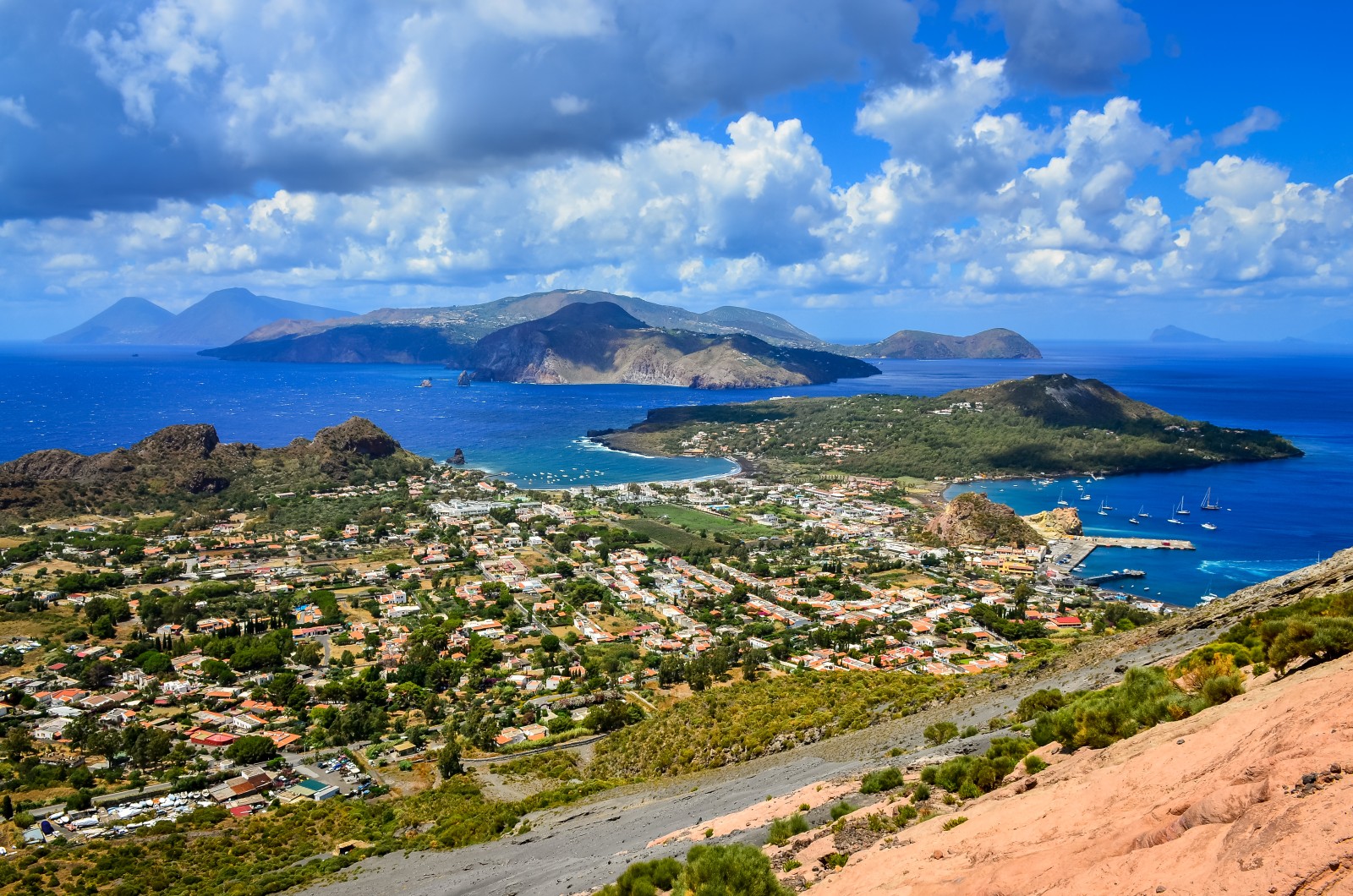 eolie-lipari-vulcano-hd Isole Eolie, la geotermia entra nelle scuole: dagli studenti un modello educativo replicabile