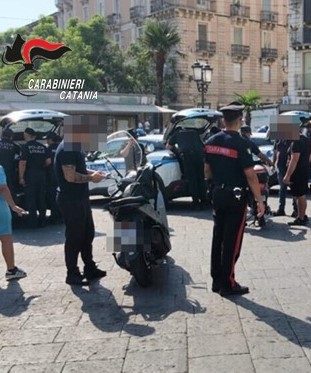 Catania-Misterbianco, blitz dei Carabinieri Droga, armi e furto: quattro denunciati Scattano sequestri e multe per 2.100 euro