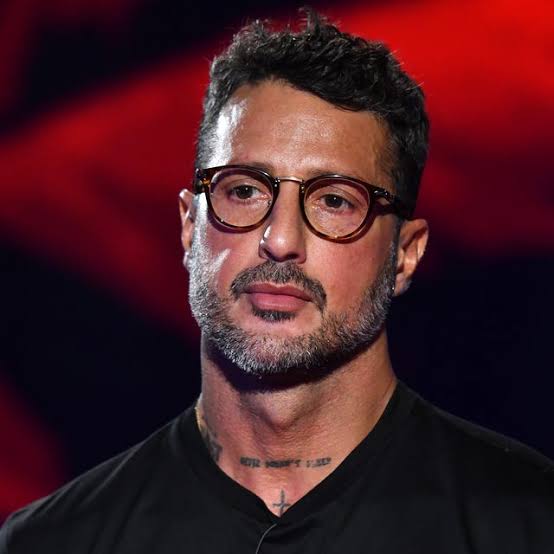 Agguato a Fabrizio Corona: auto distrutta a colpi di catena e minacce al figlio