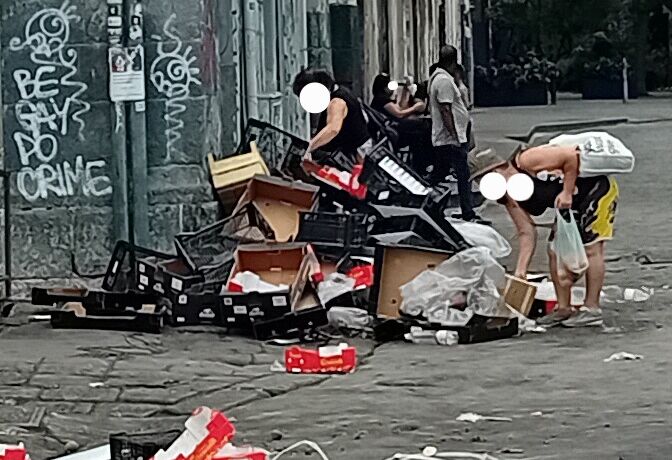 povertà alla Fera di Catania Fra i rifiuti delle bancarelle “da Fera”, poverta’ e solidarieta’