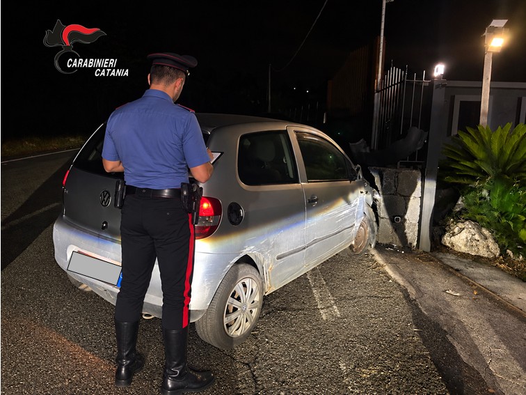 ruba auto Giarre Giarre, ruba un’auto e si schianta contro un muro