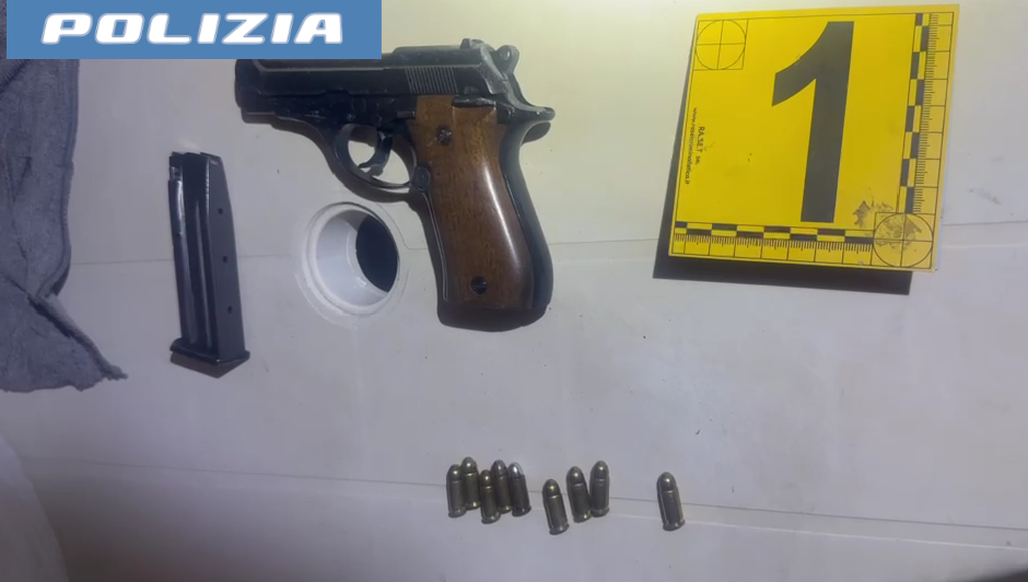 CONTROLLI AL VILLAGGIO SANT’AGATA LA POLIZIA DI STATO SEQUESTRA UNA PISTOLA E DELLE CARTUCCE NASCOSTE NELL’AREA COMUNE DI UN CONDOMINIO. Villaggio Sant’Agata, pistola nascosta in un condominio