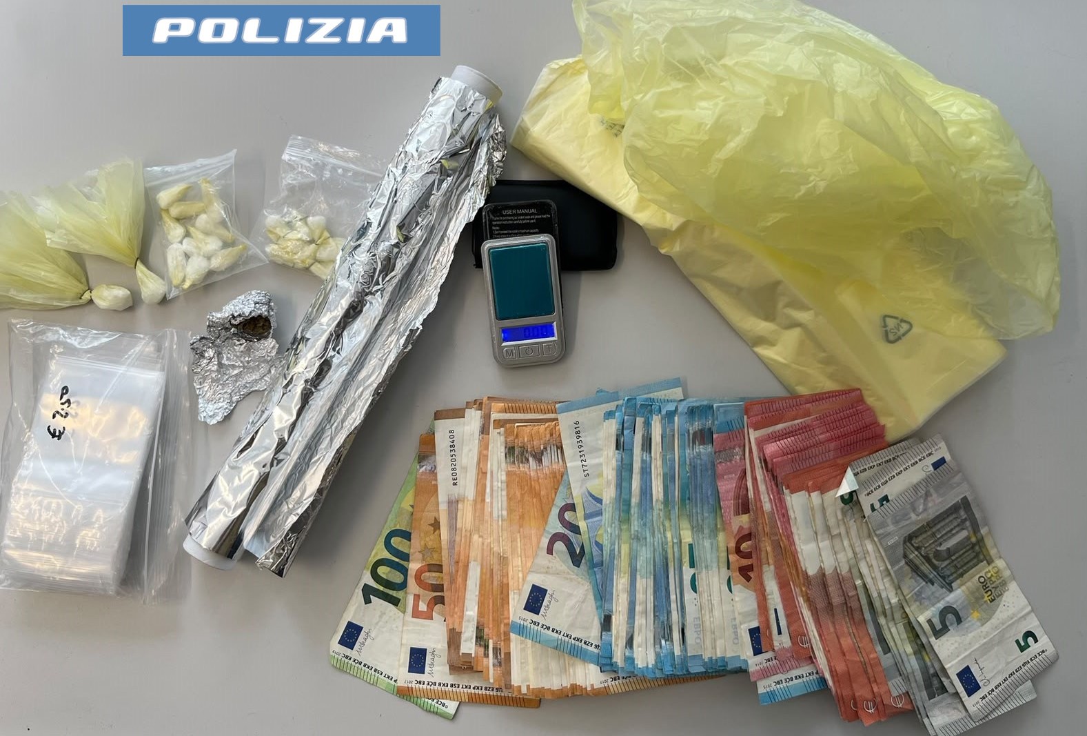 – CONTROLLI ANTIDROGA DELLA POLIZIA DI STATO SEQUESTRATE DOSI DI COCAINA E CRACK. UN ARRESTO A SAN LEONE, UN DENUNCIATO ALL’ANTICO CORSO Cocaina e crack nei controlli antidroga: un arresto a San Leone