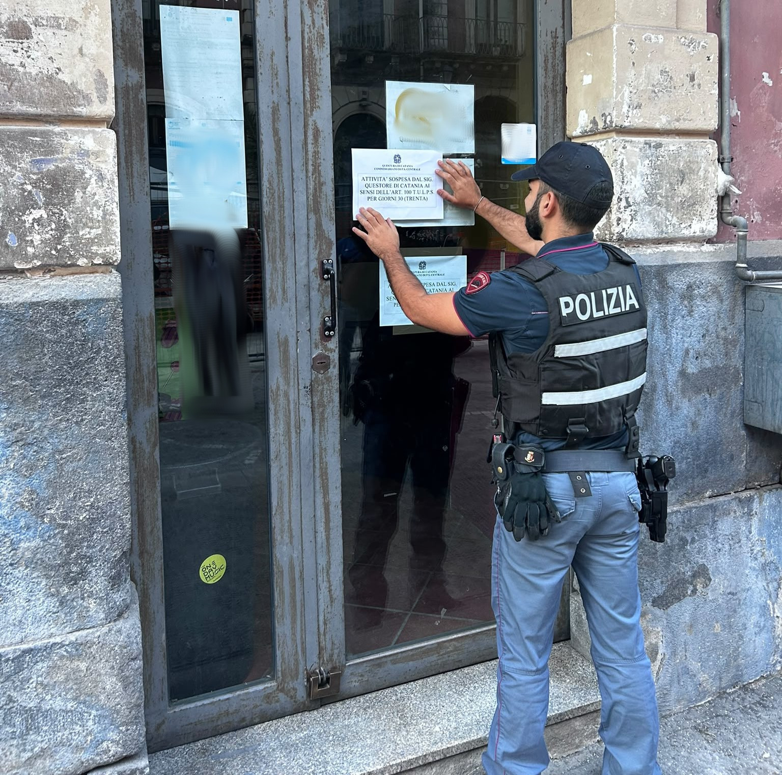CONTROLLI DELLA POLIZIA DI STATO NELLE ZONE DELLA MOVIDA. DENUNCIATO IL TITOLARE DI UN LOCALE CHE SOMMISTRAVA ALCOL AI MINPRE. SOSPESA L’ATTIVITA’ PER 30 GIORNI. (2) Alcol a minori, locale chiuso per 30 giorni nel centro di Catania
