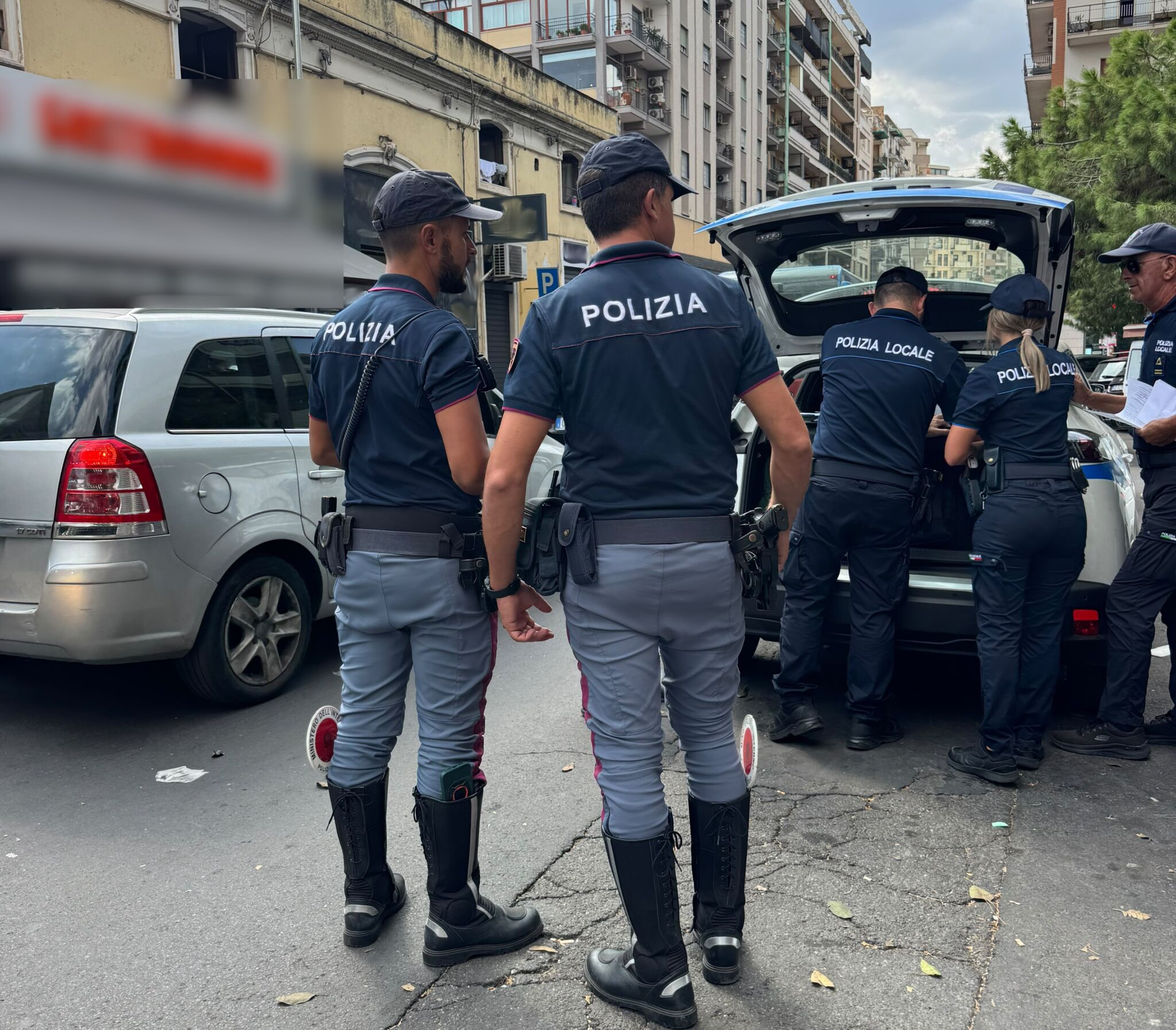 Polizia di Stato e Polizia locale durante i controlli nella foto della fonte