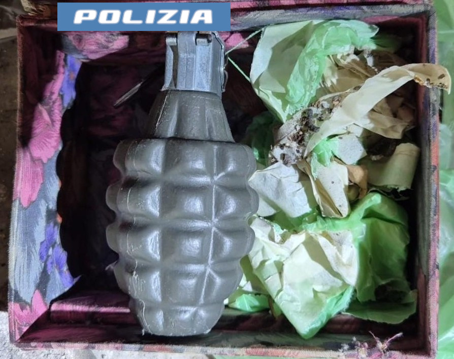 DOPPIO BLITZ DELLA POLIZIA DI STATO A SAN CRISTOFORO UN ARRESTO PER DROGA E UN SEQUESTRO DI ARMI E BOMBA A MANO (3) San Cristoforo, arsenale e droga: spunta anche una bomba a mano