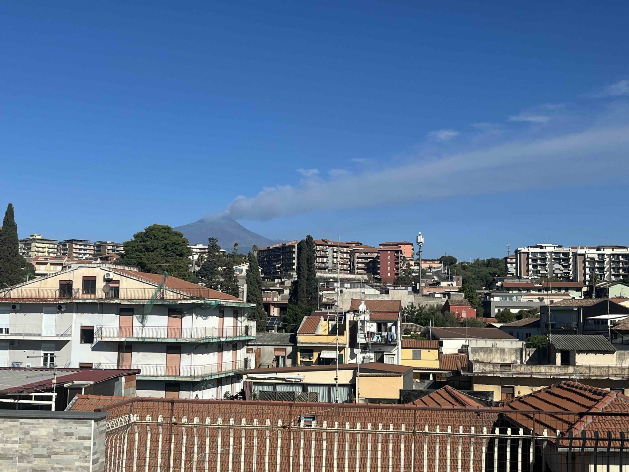 Etna cenere codice vona ross Etna, codice VONA rosso: cenere fino a 4 chilometri