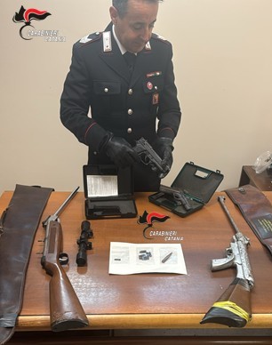 Foto Adrano (1) Scoperto un arsenale durante i controlli: uomo denunciato dai Carabinieri