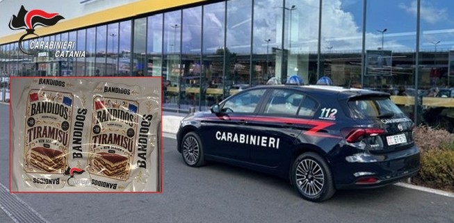 Vettura dei Carabinieri e confezione nella fotografia della fonte