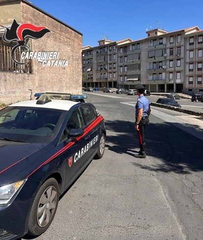 Sequestrati quasi 2 kg di marijuana: rimosse 18 auto abbandonate