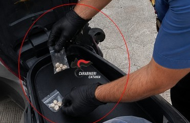 Foto Catania rep Librino, ai domiciliari ma in giro con la droga