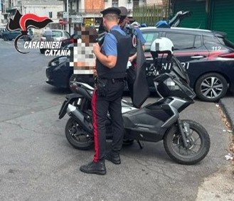 Foto Gravina di Catania (CT) Gravina, 17enne fugge in scooter e semina il panico
