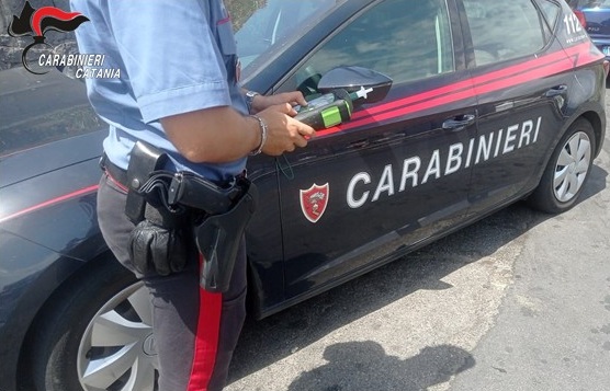 Ubriaco si schianta con l’auto e aggredisce i Carabinieri