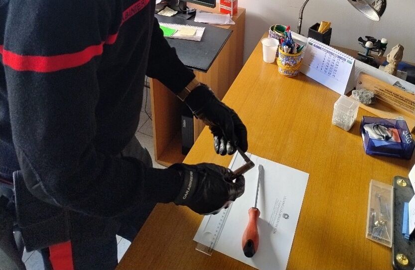 Foto Linguaglossa (CT) Fermato con cacciavite nella felpa e coltello in tasca: denunciato
