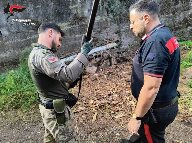 Carabinieri con il fucile nella fotografia pubblicata dalla fonte