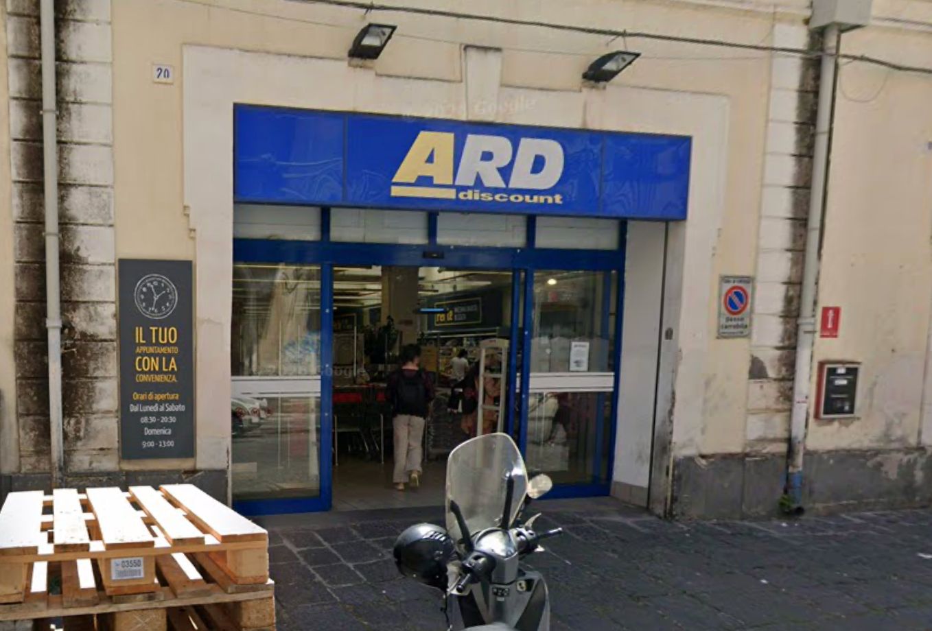 Rapina all’Ard Discount di Catania, bandito in fuga con un complice